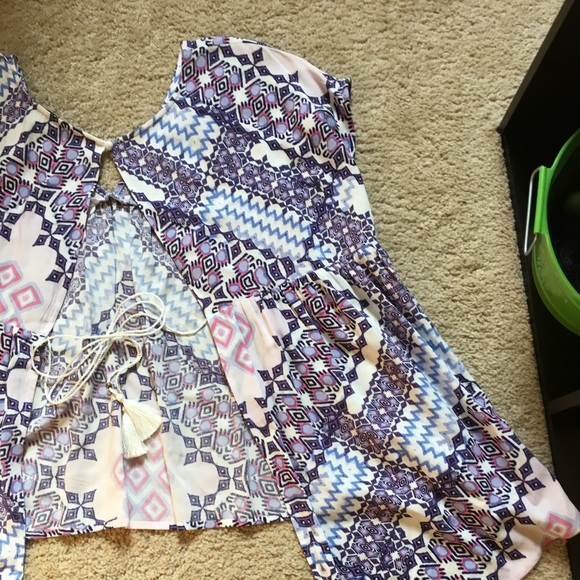 Express Patterned  top with open back - Picture 6 of 8